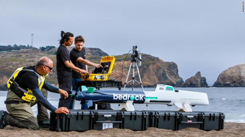 Bedrock Ocean Exploration از یک زیردریایی الکتریکی مستقل مجهز به سونار، دوربین و لیزر استفاده می کند